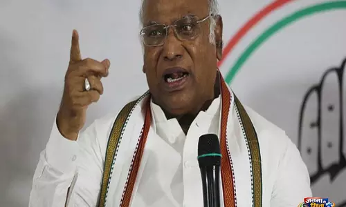 NEET-UG पेपर लीक पर खड़गे का केंद्र पर हमला, बोले—“दाल में कुछ काला है” NEET-UG पेपर लीक पर खड़गे का केंद्र पर हमला, बोले—“दाल में कुछ काला है”