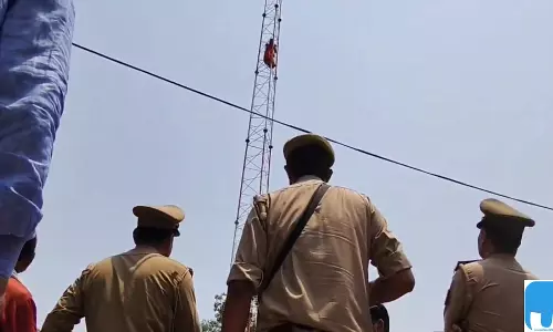 पति की रिहाई की मांग, 50 फीट ऊंचे वायरलेस टावर पर महिला का हाईवोल्टेज प्रदर्शन पति की रिहाई की मांग, 50 फीट ऊंचे वायरलेस टावर पर महिला का हाईवोल्टेज प्रदर्शन