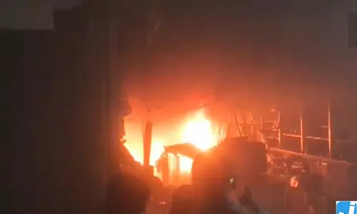 चोपला मंदिर के पास दुकान में भीषण आग, इलाके में मचा हड़कंप चोपला मंदिर के पास दुकान में भीषण आग, इलाके में मचा हड़कंप