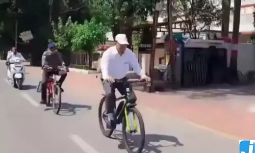 पीएम मोदी की अपील का असर, जज बंसल ने अपनाई सादगी, 3 किमी साइकिल से सफर पीएम मोदी की अपील का असर, जज बंसल ने अपनाई सादगी, 3 किमी साइकिल से सफर