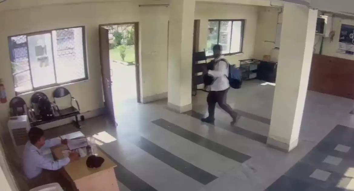 हॉस्टल से 15 लैपटॉप चोरी, CCTV में नजर आया चोर, तलाश कर रही पुलिस हॉस्टल से 15 लैपटॉप चोरी, CCTV में नजर आया चोर, तलाश कर रही पुलिस
