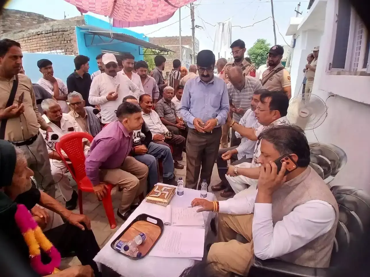 Kathua: विधायक ने क्षेत्र का दौरा कर सुनी समस्याएं Kathua: विधायक ने क्षेत्र का दौरा कर सुनी समस्याएं