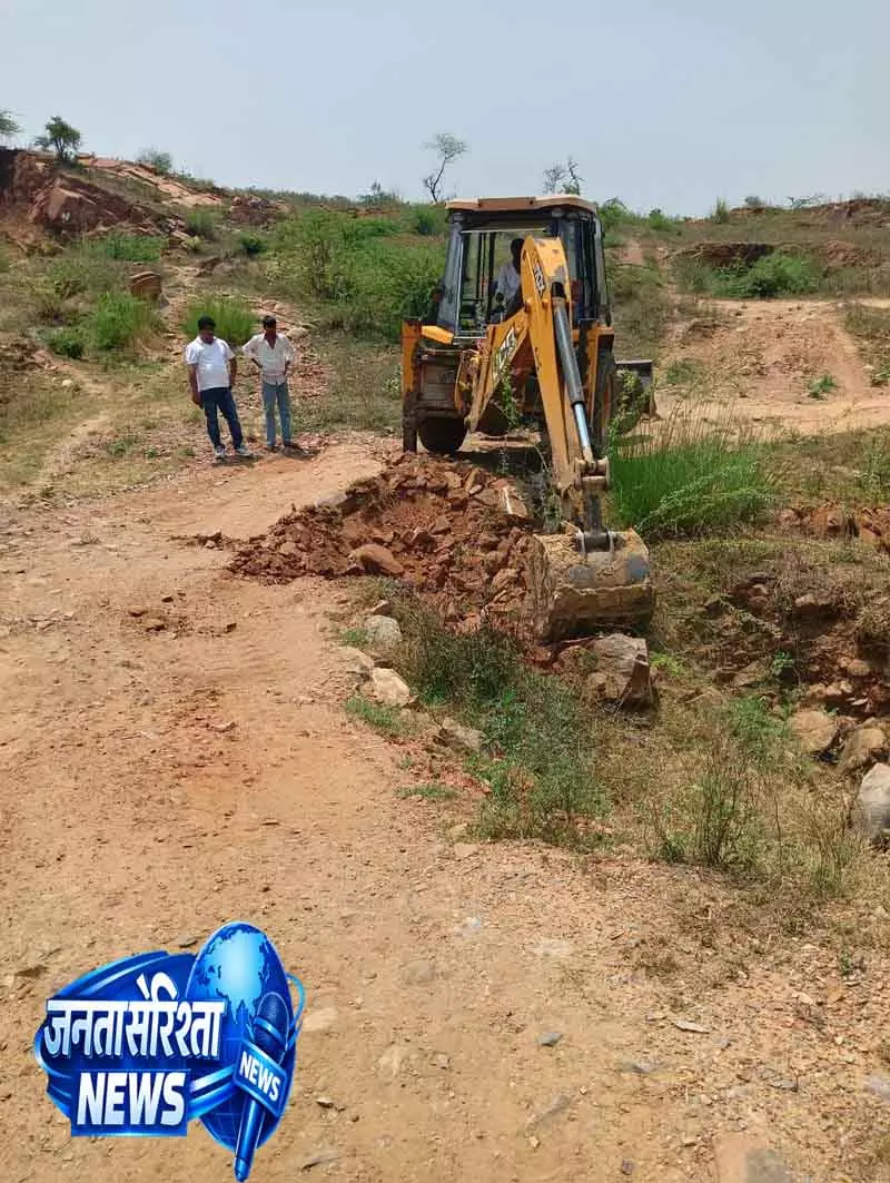 Aravalli में गांव वालों का सड़क खुदाई अभियान Aravalli में गांव वालों का सड़क खुदाई अभियान