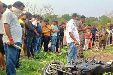 पत्थर से सिर कुचलकर युवक की हत्या, झाड़ियों से मिला शव पत्थर से सिर कुचलकर युवक की हत्या, झाड़ियों से मिला शव