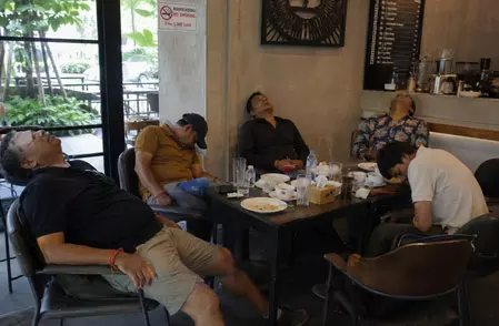 कैफे में रहस्यमयी घटना, भारतीय पर्यटक की मौत कैफे में रहस्यमयी घटना, भारतीय पर्यटक की मौत
