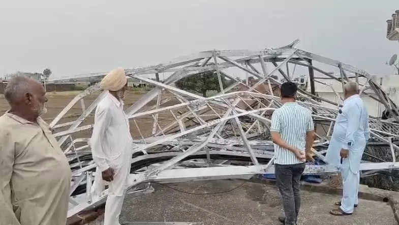 Jammu: तेज हवाओं के बाद मोबाइल टावर गिरने से बड़ा हादसा टला Jammu: तेज हवाओं के बाद मोबाइल टावर गिरने से बड़ा हादसा टला