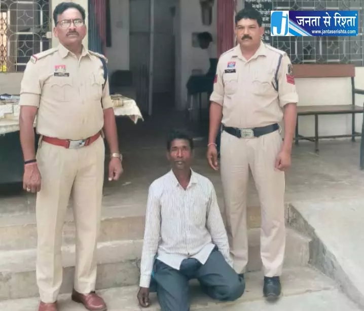 रिश्तेदार ने शराब लेने भेजा शख्स को, उनकी पत्नी के साथ किया रेप रिश्तेदार ने शराब लेने भेजा शख्स को, उनकी पत्नी के साथ किया रेप