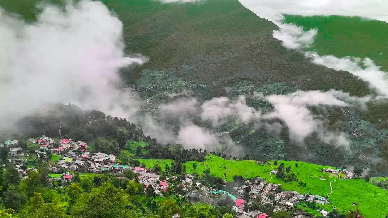Dehradun: पहाड़ों में बदला मौसम, बढ़ी ठंड, उत्तराखंड में बारिश का सिलसिला जारी Dehradun: पहाड़ों में बदला मौसम, बढ़ी ठंड, उत्तराखंड में बारिश का सिलसिला जारी