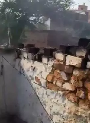 घर उड़ गया सिलेंडर फटने से Video, दो महिला पुरुष और बच्चे की मौत घर उड़ गया सिलेंडर फटने से Video, दो महिला पुरुष और बच्चे की मौत