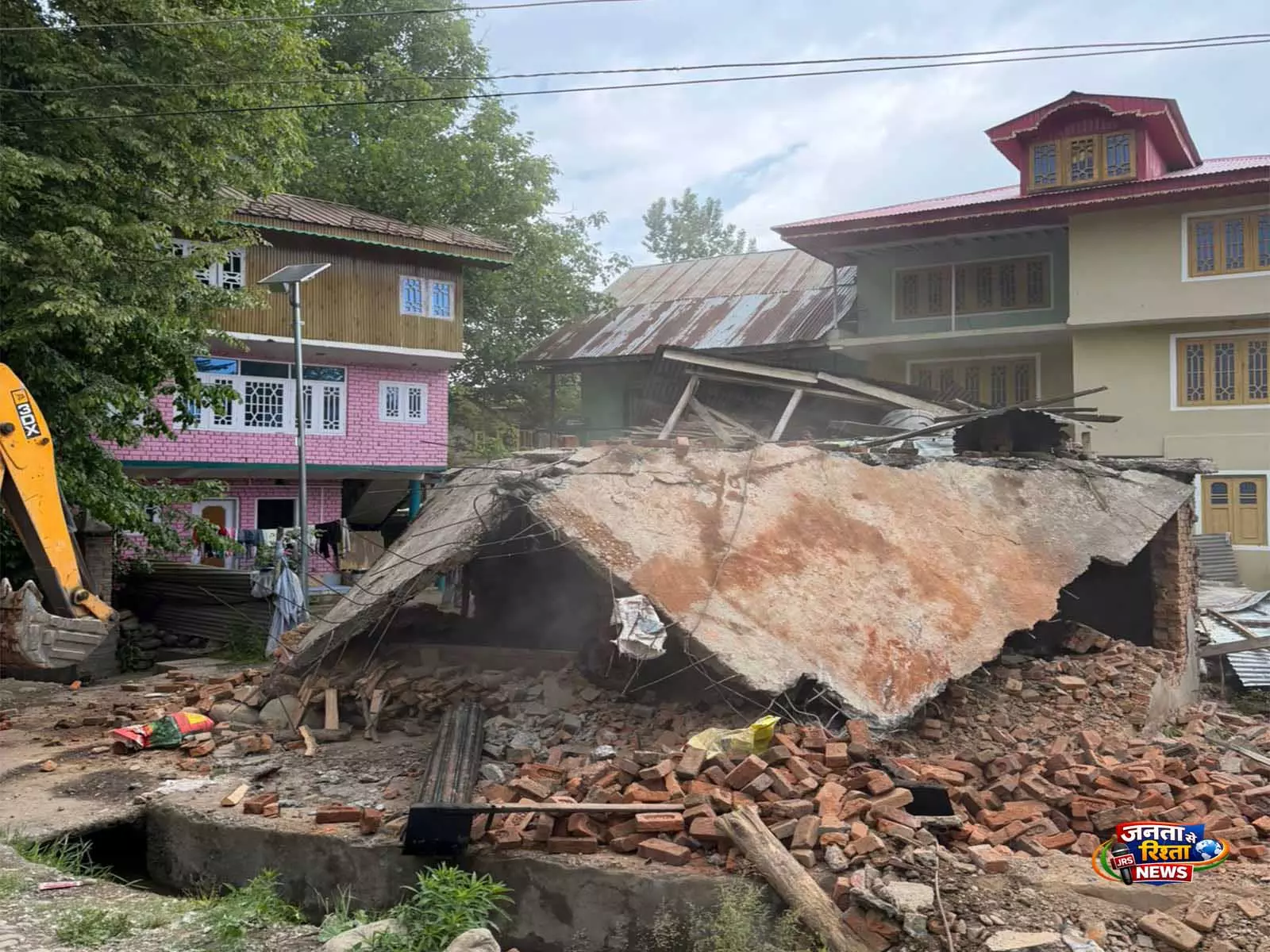 J-K: कुलगाम पुलिस ने क्राइम की जड़ों पर किया हमला, दौलताबाद में ड्रग पेडलर्स की गैर-कानूनी दुकानें जमींदोज J-K: कुलगाम पुलिस ने क्राइम की जड़ों पर किया हमला, दौलताबाद में ड्रग पेडलर्स की गैर-कानूनी दुकानें जमींदोज