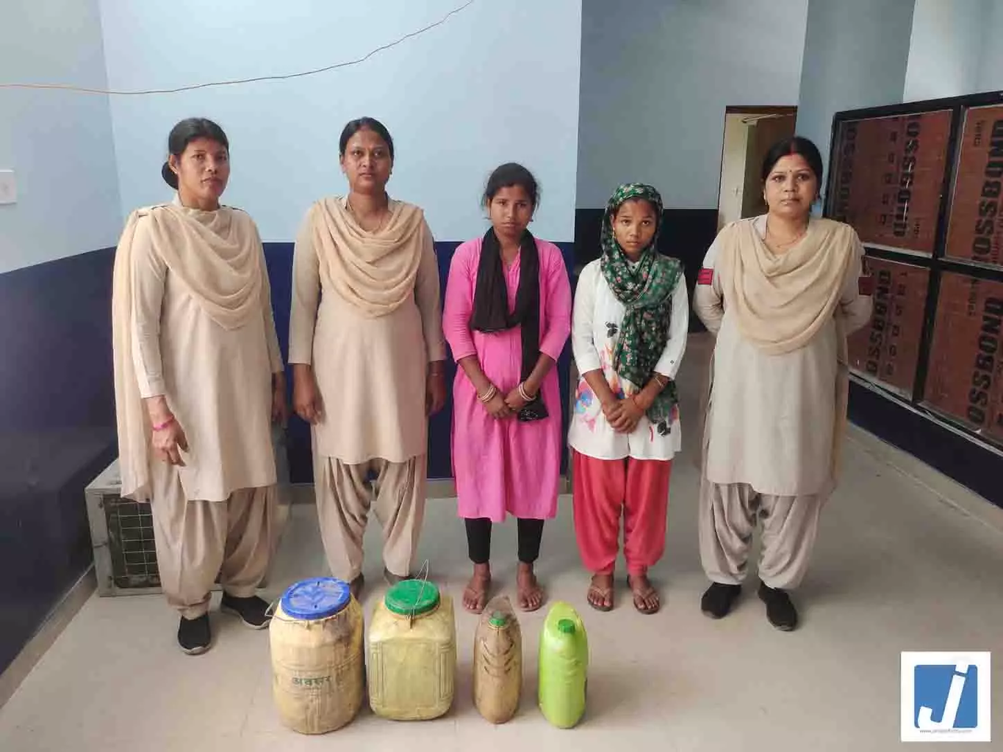 ऑपरेशन आघात में अवैध महुआ शराब पर पुलिस की बड़ी कार्रवाई, 2 महिला 2 पुरूष आरोपी गिरफ्तार ऑपरेशन आघात में अवैध महुआ शराब पर पुलिस की बड़ी कार्रवाई, 2 महिला 2 पुरूष आरोपी गिरफ्तार