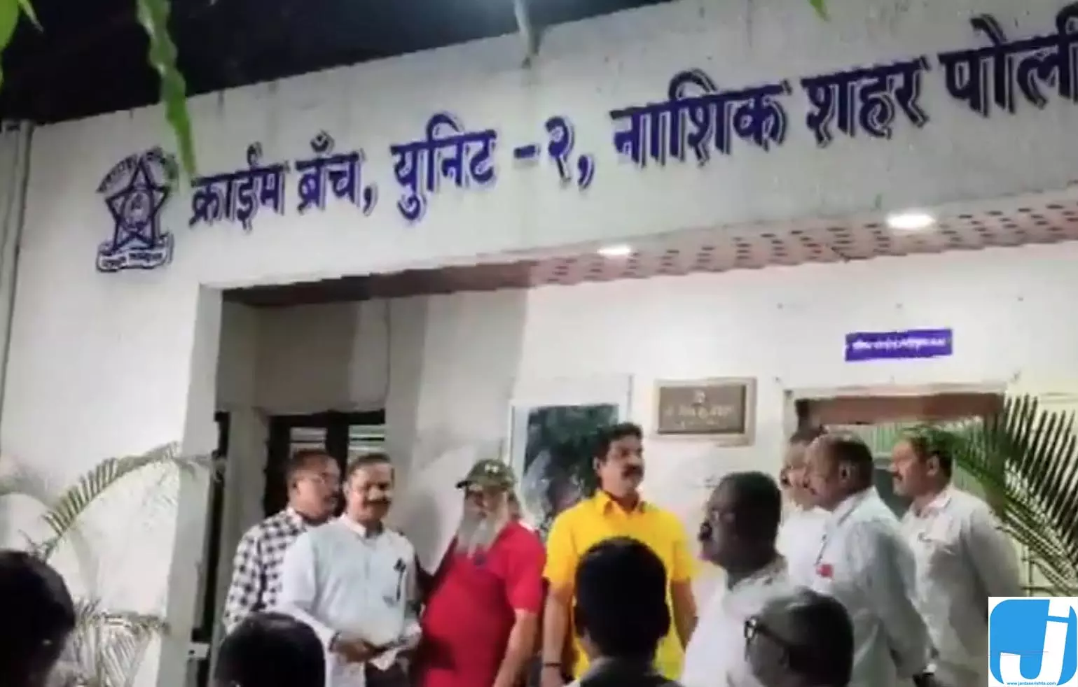 NEET-UG 2026 पेपर लीक मामले में CBI की बड़ी कार्रवाई, आरोपी शुभम खैरनार को लेने पहुंचीं चार टीमें NEET-UG 2026 पेपर लीक मामले में CBI की बड़ी कार्रवाई, आरोपी शुभम खैरनार को लेने पहुंचीं चार टीमें