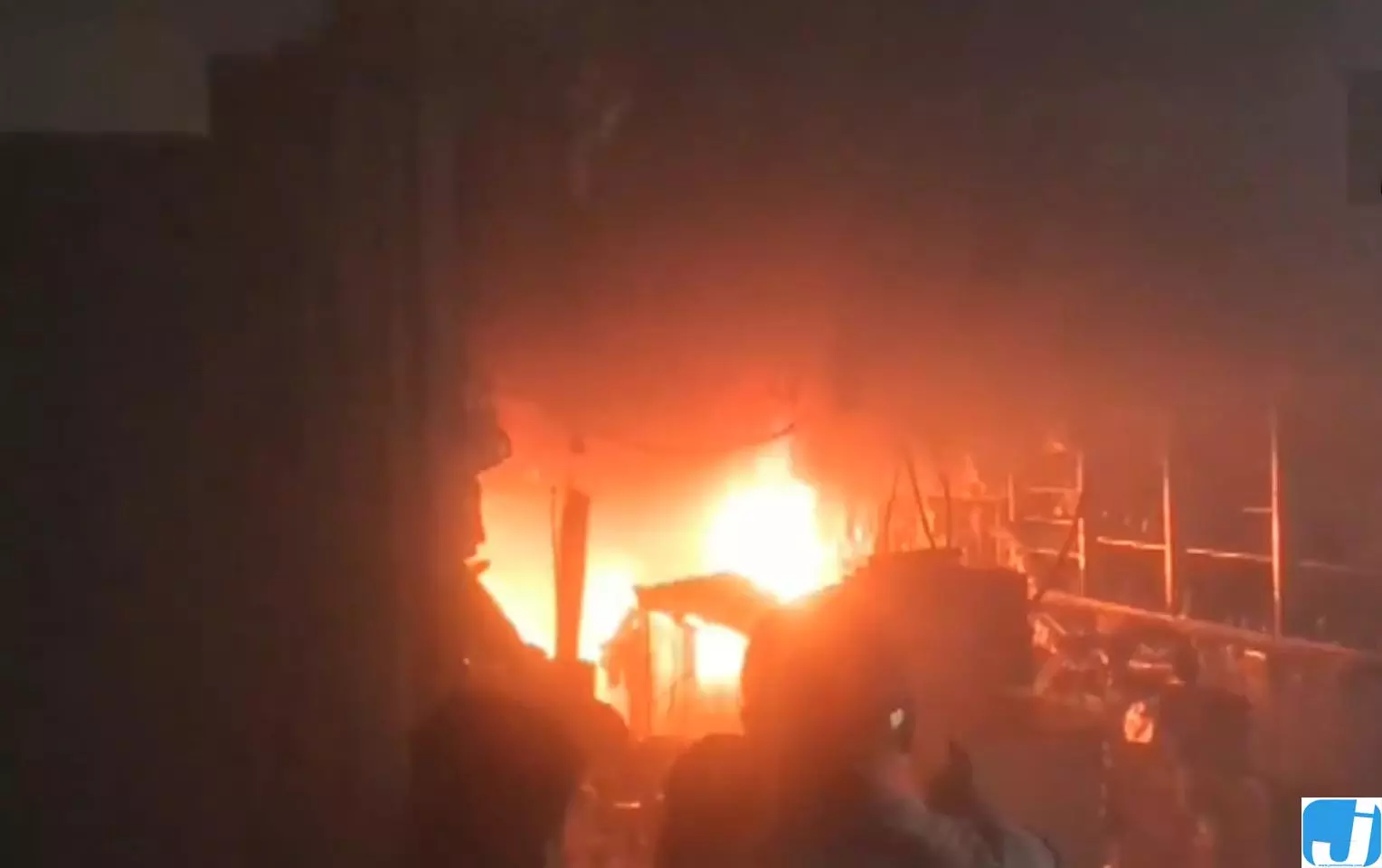 चोपला मंदिर के पास दुकान में भीषण आग, इलाके में मचा हड़कंप चोपला मंदिर के पास दुकान में भीषण आग, इलाके में मचा हड़कंप