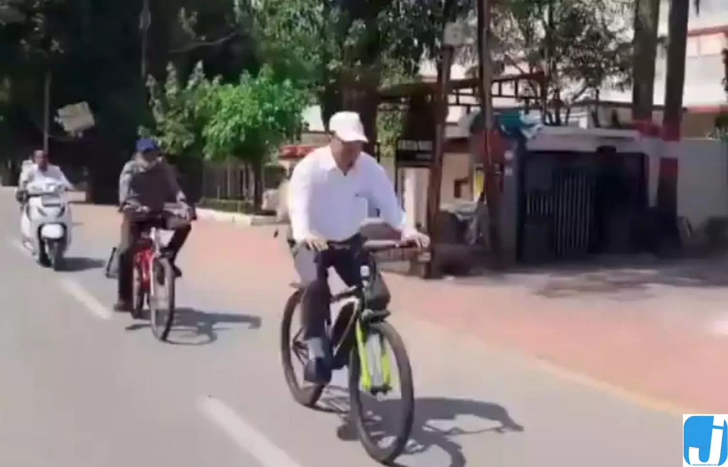 पीएम मोदी की अपील का असर, जज बंसल ने अपनाई सादगी, 3 किमी साइकिल से सफर पीएम मोदी की अपील का असर, जज बंसल ने अपनाई सादगी, 3 किमी साइकिल से सफर