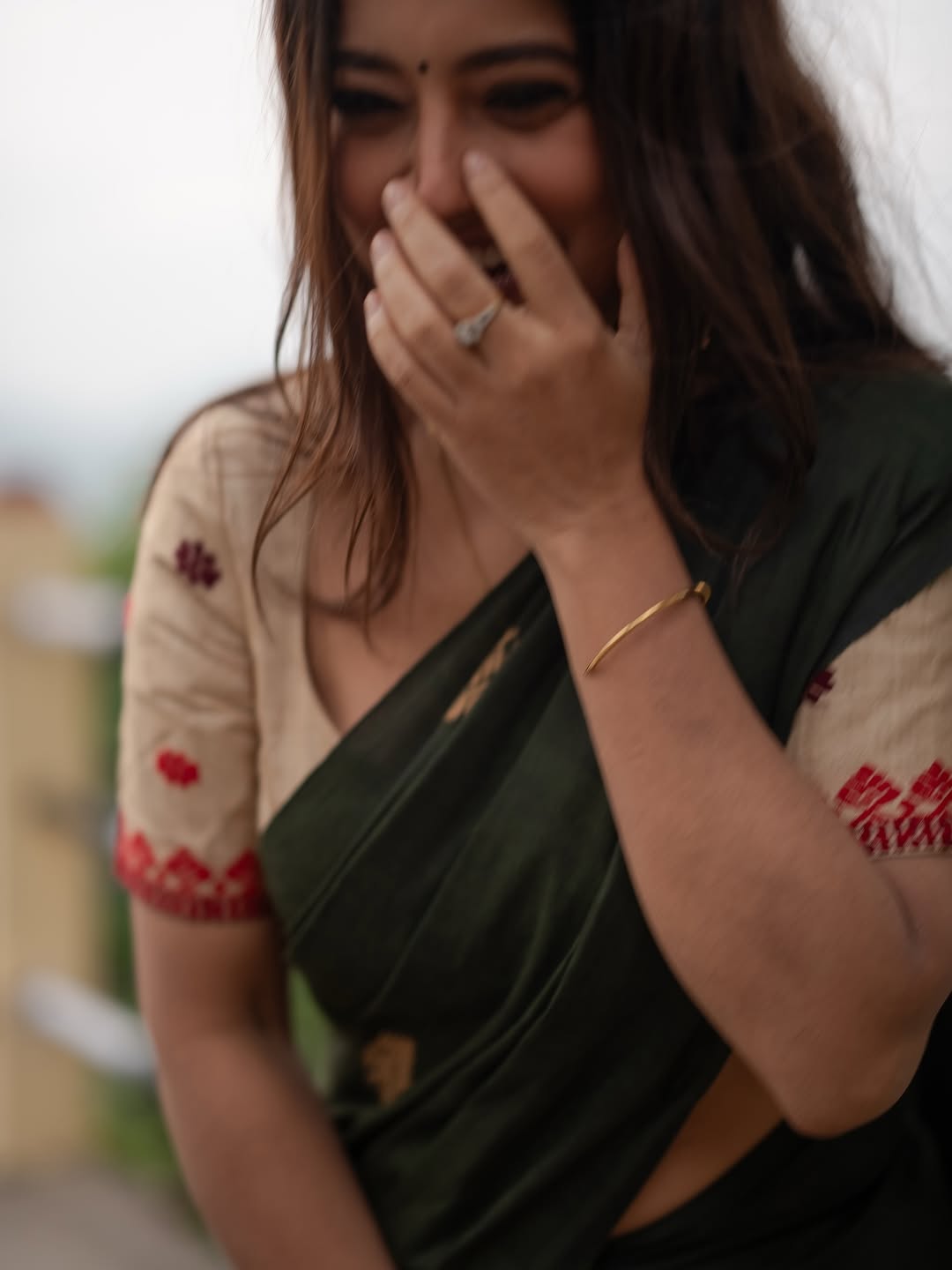 साड़ी में खूबसूरत लगी डीपलीना