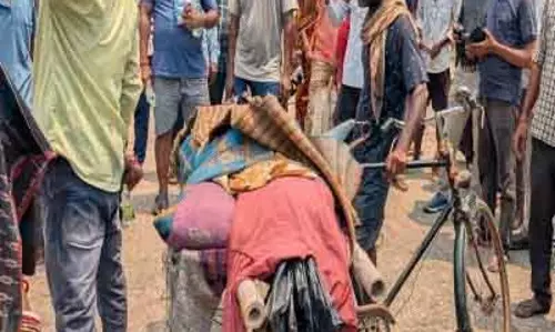 Balasore महिला हत्या केस में न्याय की गुहार, शव संग थाने पहुंचे परिजन Balasore महिला हत्या केस में न्याय की गुहार, शव संग थाने पहुंचे परिजन