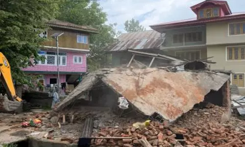 Kulgam: अवैध संरचनाओं को किया गया ध्वस्त, सरकारी जमीन पर बने ढांचे तोड़े गए Kulgam: अवैध संरचनाओं को किया गया ध्वस्त, सरकारी जमीन पर बने ढांचे तोड़े गए