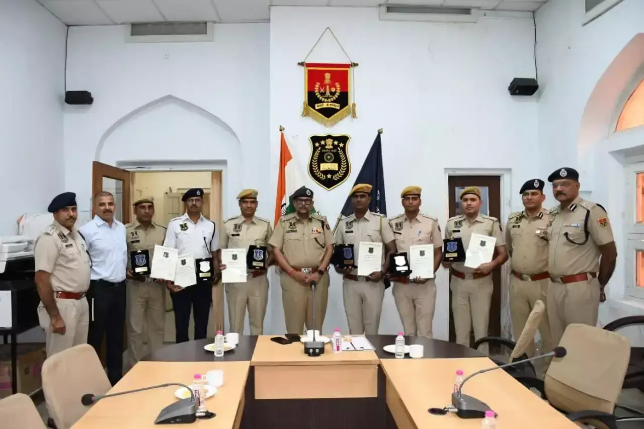 Jaipur: कांस्टेबल ऑफ द मंथ पुरस्कार से नवाजे गए जवान Jaipur: कांस्टेबल ऑफ द मंथ पुरस्कार से नवाजे गए जवान