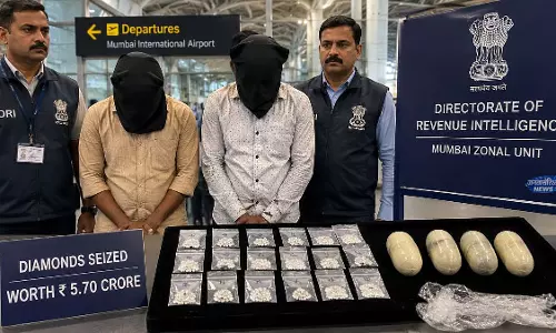 मुंबई एयरपोर्ट पर DRI की बड़ी कार्रवाई, 5.70 करोड़ के हीरे स्मगलिंग मामले में दो गिरफ्तार मुंबई एयरपोर्ट पर DRI की बड़ी कार्रवाई, 5.70 करोड़ के हीरे स्मगलिंग मामले में दो गिरफ्तार