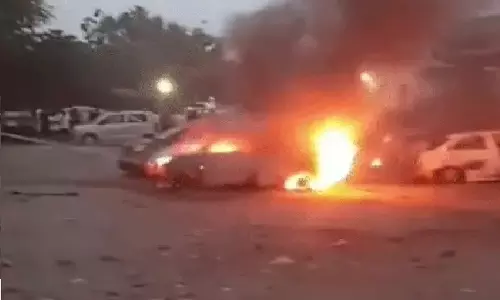 Faridabad: मैदान में खड़े वाहनों में आग से मचा हड़कंप Faridabad: मैदान में खड़े वाहनों में आग से मचा हड़कंप