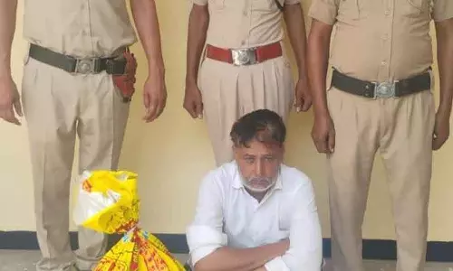 Haryana: नूह में दुकान से प्रतिबंधित दवाएं बेचने के आरोप में एक व्यक्ति गिरफ्तार Haryana: नूह में दुकान से प्रतिबंधित दवाएं बेचने के आरोप में एक व्यक्ति गिरफ्तार
