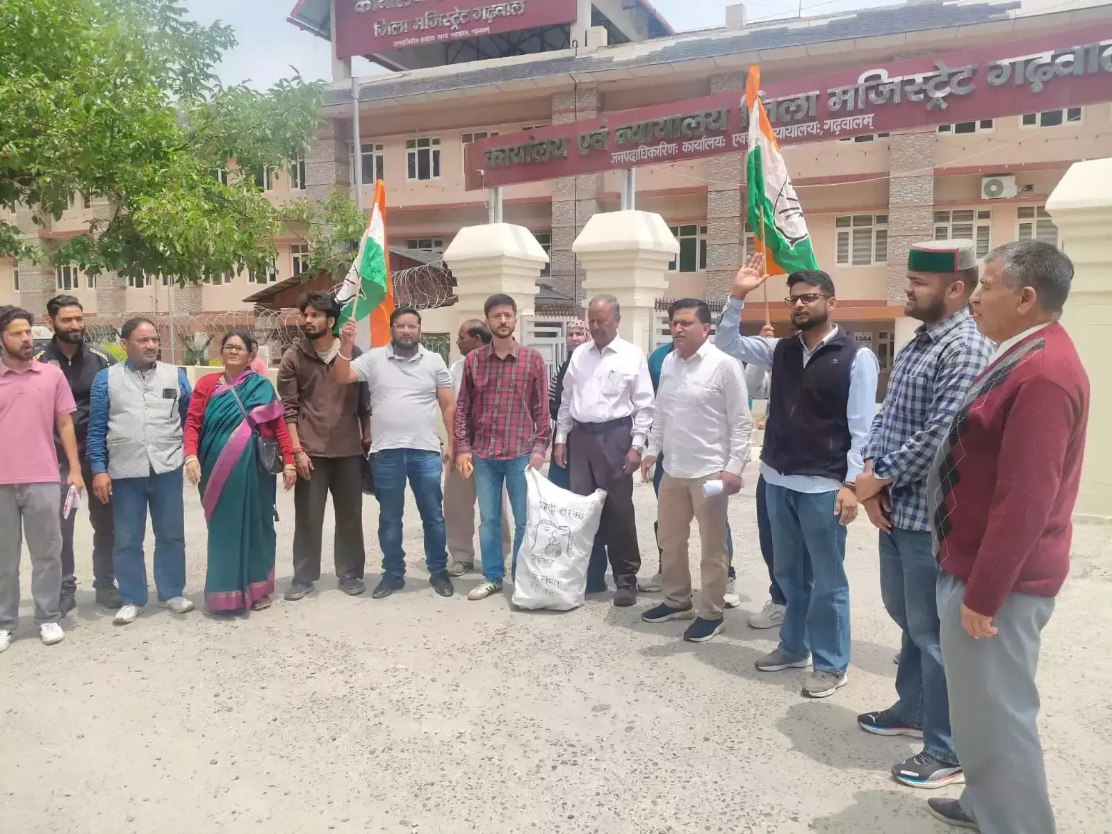 Pauri Garhwal: प्रदेश सरकार के विरोध में सड़कों पर उतरी कांग्रेस Pauri Garhwal: प्रदेश सरकार के विरोध में सड़कों पर उतरी कांग्रेस