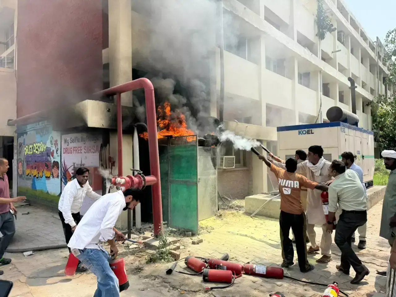 Sirsa: अस्पताल में आग से मरीजों में अफरा-तफरी Sirsa: अस्पताल में आग से मरीजों में अफरा-तफरी
