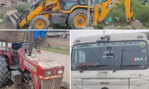 Pulwama: पुलवामा में संदिग्ध वाहनों पर पुलिस का शिकंजा Pulwama: पुलवामा में संदिग्ध वाहनों पर पुलिस का शिकंजा