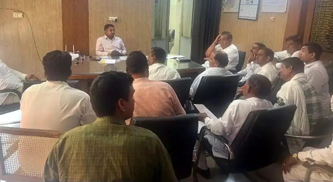 Hisar: कार्यकारी अभियंता ने कर्मचारियों से की वार्ता Hisar: कार्यकारी अभियंता ने कर्मचारियों से की वार्ता