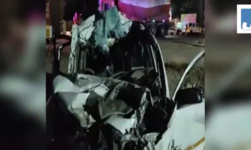 कार और लॉरी की टक्कर में पुलिस कांस्टेबल सहित 6 लोगों की मौत कार और लॉरी की टक्कर में पुलिस कांस्टेबल सहित 6 लोगों की मौत