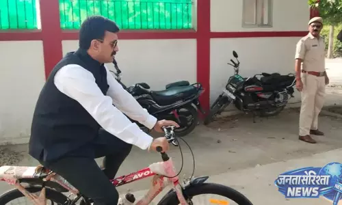 Bihar : न्यायालय के प्रधान जिला जज राजीव रंजन कुमार साइकिल से पहुंचे कोर्ट Bihar : न्यायालय के प्रधान जिला जज राजीव रंजन कुमार साइकिल से पहुंचे कोर्ट
