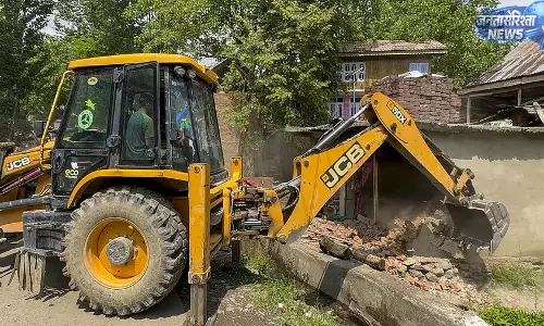 Jammu -कश्मीर में ड्रग विरोधी अभियान तेज, संपत्तियों पर कार्रवाई से विवाद
