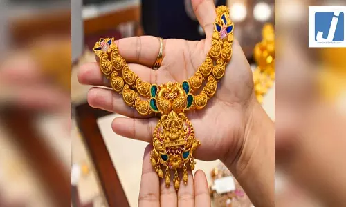 सोने और चांदी पर कस्टम ड्यूटी बढ़ने से ज्वेलरी शेयरों में भारी गिरावट, 7 प्रतिशत तक लुढ़के सोने और चांदी पर कस्टम ड्यूटी बढ़ने से ज्वेलरी शेयरों में भारी गिरावट, 7 प्रतिशत तक लुढ़के