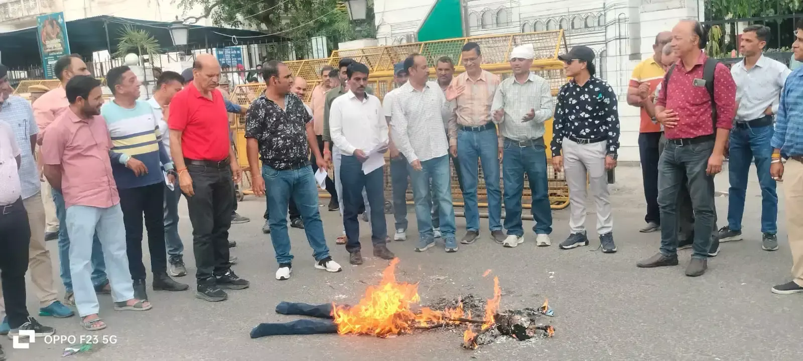 Udaipur: प्रदर्शनकारियों ने फूंका मंत्री का पुतला Udaipur: प्रदर्शनकारियों ने फूंका मंत्री का पुतला