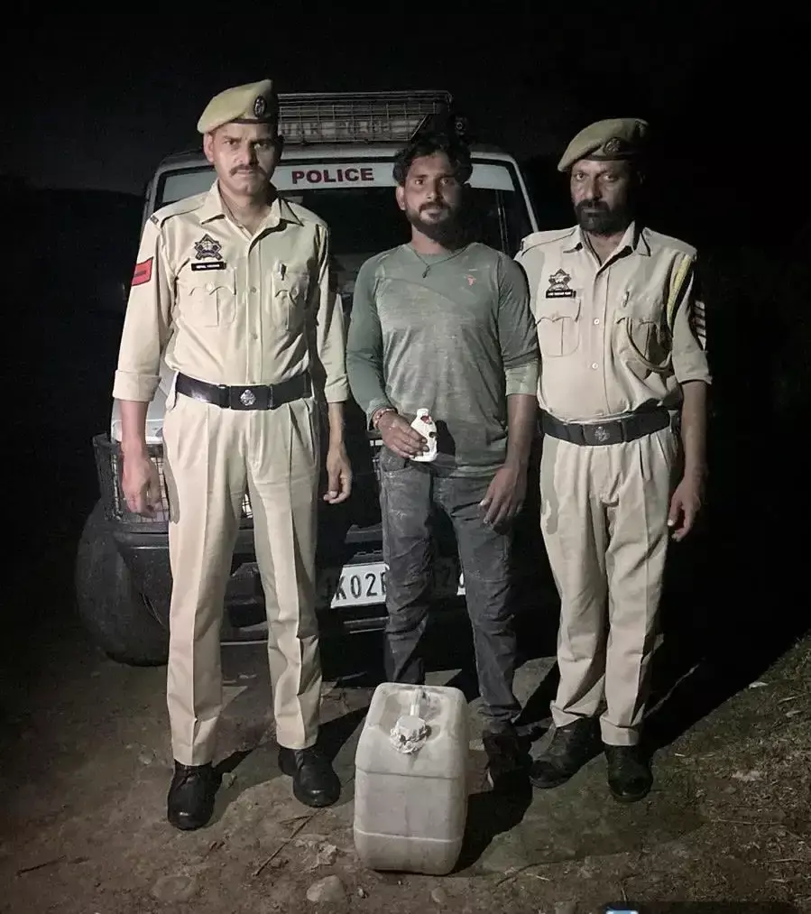 Kathua: छापेमारी में बड़ी मात्रा में देसी शराब बरामद Kathua: छापेमारी में बड़ी मात्रा में देसी शराब बरामद