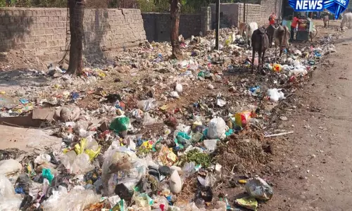 Hyderabad: बरकस रोड पर कूड़े के ढेर से दुर्घटना का डर Hyderabad: बरकस रोड पर कूड़े के ढेर से दुर्घटना का डर