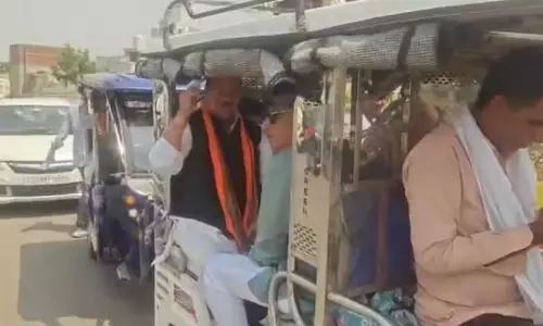बीजेपी प्रवक्ता रिक्शे का कर रहे इस्तेमाल बीजेपी प्रवक्ता रिक्शे का कर रहे इस्तेमाल