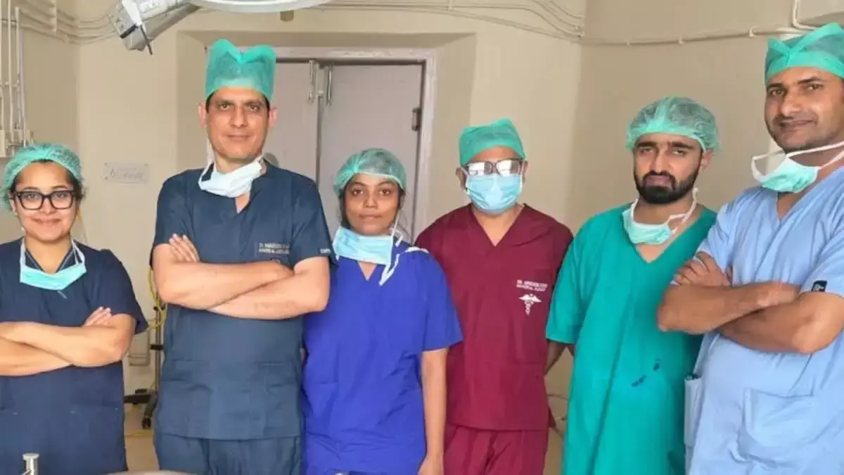 Jaipur: एसएमएस अस्पताल में सफल ऑपरेशन, 24 सेमी की गांठ हटाई गई Jaipur: एसएमएस अस्पताल में सफल ऑपरेशन, 24 सेमी की गांठ हटाई गई