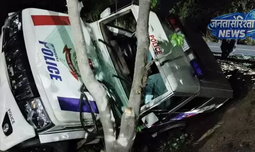 Kharondhi : पुलिस वाहन दुर्घटनाग्रस्त, फरार वारंटी की गिरफ्तारी के दौरान जवान घायल