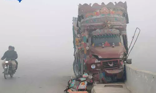 Pakistan: कराची में टूटी सड़कें और अफरा-तफरी, सरकार की नाकामी उजागर Pakistan: कराची में टूटी सड़कें और अफरा-तफरी, सरकार की नाकामी उजागर