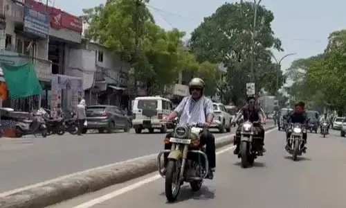 बुलेट में दौरा कर रहे विधायक जी, ईंधन बचाने कार का इस्तेमाल नहीं बुलेट में दौरा कर रहे विधायक जी, ईंधन बचाने कार का इस्तेमाल नहीं