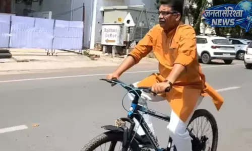 ईंधन बचत के संदेश के साथ BJP सांसद आशीष दुबे ने साइकिल से किया सफर
