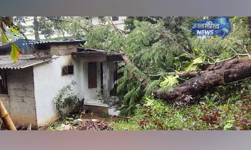 Kerala : तेज हवाओं और बारिश से पहाड़ी क्षेत्रों में भारी नुकसान, पेड़ उखड़े और घरों को क्षति Kerala : तेज हवाओं और बारिश से पहाड़ी क्षेत्रों में भारी नुकसान, पेड़ उखड़े और घरों को क्षति
