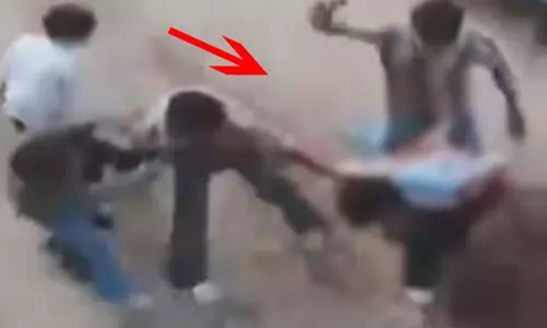 खौफनाक: सड़क पर युवक को चाकुओं से गोदा, मदद के बजाय मोबाइल कैमरों में कैद होती रही बर्बरता खौफनाक: सड़क पर युवक को चाकुओं से गोदा, मदद के बजाय मोबाइल कैमरों में कैद होती रही बर्बरता