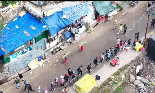 Dehradun: धाम दर्शन को श्रद्धालुओं का सैलाब, सोनप्रयाग से नियंत्रित आवागमन