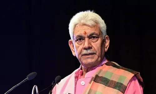 Srinagar: कुपवाड़ा में नशा मुक्त जम्मू-कश्मीर अभियान में एलजी की भागीदारी Srinagar: कुपवाड़ा में नशा मुक्त जम्मू-कश्मीर अभियान में एलजी की भागीदारी