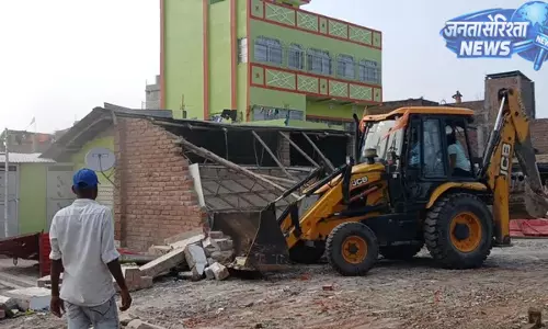 Sultanganj शूटआउट केस: मुख्य आरोपी रामधनी यादव के घर पर चला बुलडोजर Sultanganj शूटआउट केस: मुख्य आरोपी रामधनी यादव के घर पर चला बुलडोजर