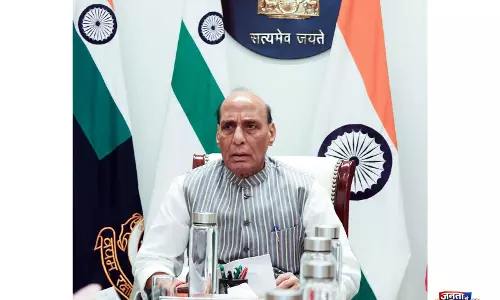 रक्षा मंत्री राजनाथ सिंह ने PM की अपील के बाद अपना काफिला छोटा किया रक्षा मंत्री राजनाथ सिंह ने PM की अपील के बाद अपना काफिला छोटा किया