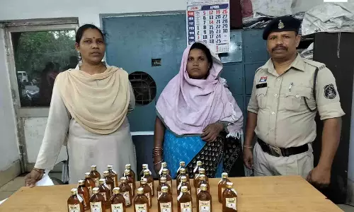 शराब तस्कर महिला गिरफ्तार, 30 पौवा अंग्रेजी शराब मिला शराब तस्कर महिला गिरफ्तार, 30 पौवा अंग्रेजी शराब मिला
