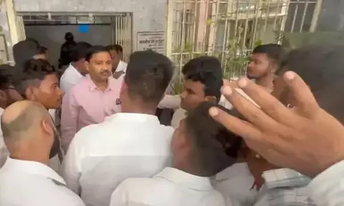 एलएलबी फर्स्ट सेमेस्टर रिजल्ट पर विवाद: दुर्ग हेमचंद यादव विश्वविद्यालय का छात्रों ने किया घेराव एलएलबी फर्स्ट सेमेस्टर रिजल्ट पर विवाद: दुर्ग हेमचंद यादव विश्वविद्यालय का छात्रों ने किया घेराव